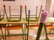 1.000 botas de ganchillo para vestir las patas de las sillas metálicas de los coles y evitar ruidos molestos, creadas por treinta ganchilleras de Tejiendo Petrer 1.000 botas para vestir las patas de las sillas metálicas de los coles y evitar ruidos molestos