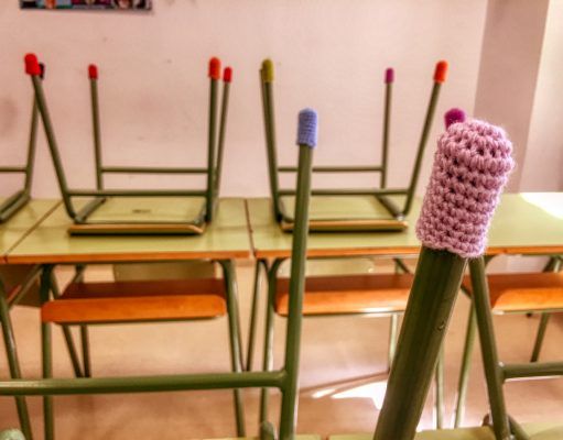 1.000 botas de ganchillo para vestir las patas de las sillas metálicas de los coles y evitar ruidos molestos, creadas por treinta ganchilleras de Tejiendo Petrer 1.000 botas para vestir las patas de las sillas metálicas de los coles y evitar ruidos molestos