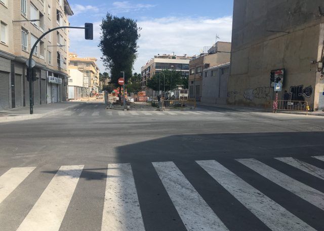 Obras de la glorieta en la intersección de las avenidas de Elda y Felipe V en Petrer