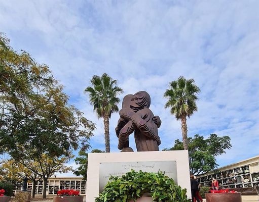 La escultura ‘El Abrazo Eterno’ homenajea desde hoy a las víctimas eldenses del Covid-19 y a las familias que no pudieron despedirse de ellas