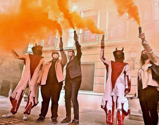Elda celebrará el viernes el Día de la Comunidad con el espectáculo EL SUEÑO DE POSEIDÓN que conjuga danza, música, teatro, juegos de luces y sonido y pirotecnia. La colla Els Dimonis Rafolins, de l’Alqueria d’Asnar, ofrecerá en el campo anexo al viejo Pepico Amat un espectáculo de gran formato que combina danza, música, teatro y pirotecnia