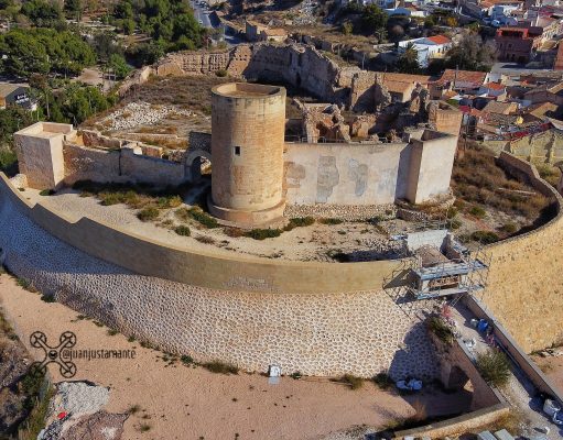 La reconstrucción del arco del antemural que da acceso a la barbacana interior del Castillo de Elda entran en su recta final Castillo de Elda 2021