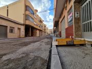 Iniciada la remodelación de la calle Aparadoras para mejorar la accesibilidad de los peatones y el asfalto – Elda Remodelación de la calle Aparadoras