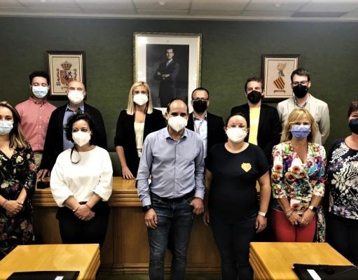 La alcaldesa de Petrer, Irene Navarro, ajusta la distribución de concejalías con la entrada del nuevo regidor, Harold Rodríguez, que asumirá Medio Ambiente Corporación Municipal de Petrer