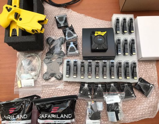 La Policía Local de Elda mejora su equipamiento con la adquisición de dos inmovilizadores eléctricos Taser Taser y cámara - Policía Local de Elda