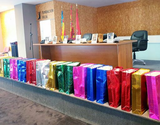 El Museo del Calzado de Elda recibe una nueva donación de zapatos de vascos ilustres de mano de la asociación benéfica La Gota de Leche Donación de zapatos de vascos ilustres de mano de la asociación benéfica La Gota de Leche