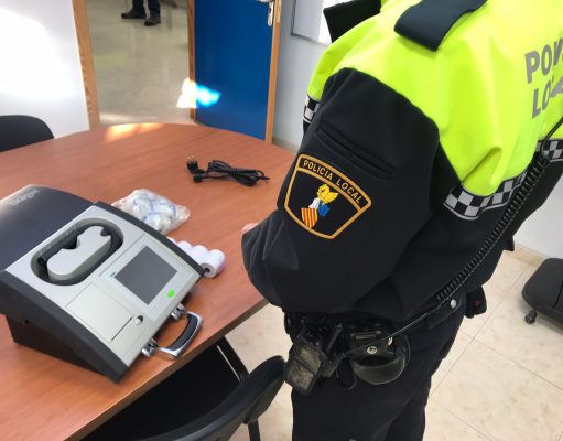 La Policía Local de Elda realiza más de medio centenar de intervenciones durante el fin de semana de Nochebuena Un nuevo etilómetro para la realización de controles de alcoholemia