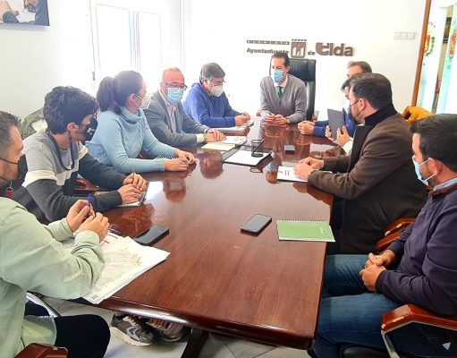 El Ayuntamiento de Elda se reúne con la plataforma que se opone a la instalación de plantas fotovoltaicas para informarles de la situación de los diferentes proyectos