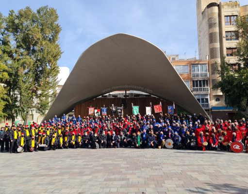 Elda celebró este domingo el desfile de collas y agrupaciones musicales Agrupaciones musicales de las comparsas de las fiestas de Moros y Cristianos de Elda