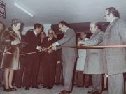 UN NUEVO MERCADO PARA PETRER (1973) por Mari Carmen Rico Navarro El gobernador civil Mariano Nicolás inauguró el mercado municipal. En la foto, entre otros, el alcalde Pedro Herrero y los concejales Pilar Perseguer y José Luis Torres.
