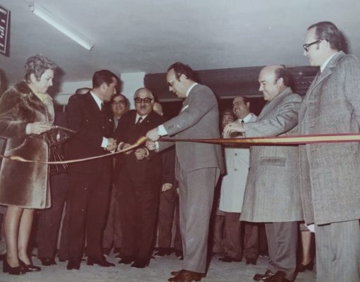 UN NUEVO MERCADO PARA PETRER (1973) por Mari Carmen Rico Navarro El gobernador civil Mariano Nicolás inauguró el mercado municipal. En la foto, entre otros, el alcalde Pedro Herrero y los concejales Pilar Perseguer y José Luis Torres.