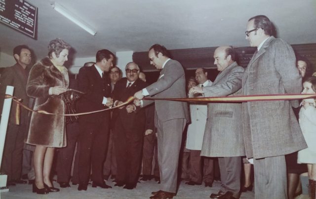 El gobernador civil Mariano Nicolás inauguró el mercado municipal. En la foto, entre otros, el alcalde Pedro Herrero y los concejales Pilar Perseguer y José Luis Torres.
