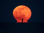 LA LUNA Y EL EFECTO OMEGA EN LOS ARENALES DEL SOL ALICANTE | Jordi L. Coy Foto | LA FOTO DEL DÍA La Luna y el efecto Omega en los Arenales del Sol Alicante | Jordi L. Coy foto