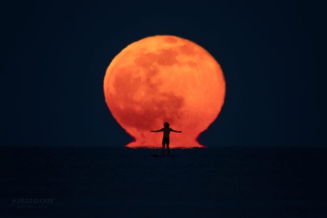 La Luna y el efecto Omega en los Arenales del Sol Alicante | Jordi L. Coy foto