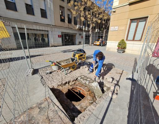 Sacan a la luz otra entrada al refugio antiaéreo de la Guerra Civil frente al Ayuntamiento de Elda Entrada al refugio antiaéreo de la Guerra Civil frente al Ayuntamiento de Elda