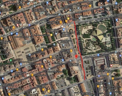 Una conductora que duplicaba la tasa de alcohol pierde el control de su coche y colisiona contra dos vehículos estacionados en la calle Óscar Esplá en Petrer Petrer - Calle Óscar Esplá