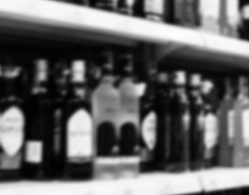 La Policía Local de Petrer sanciona con 1.500 € a un establecimiento por vender alcohol a menores Venta de alcohol - Archivo