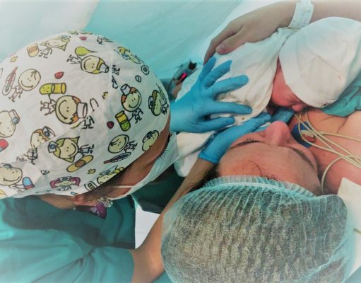 El número de nacimientos en el Hospital de Elda ,1110, estables respecto al 2020 (En la fotografía, programa ‘piel con piel’ en cesárea)