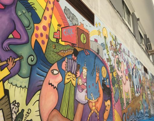 La alcaldesa de Petrer y los portavoces municipales piden a los propietarios que no borren los murales de la calle Constitución Murales de la calle Constitución de Petrer