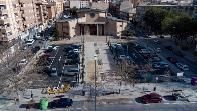 El nuevo aparcamiento con paseo peatonal y zonas verdes frente a la iglesia de San Pascual en Elda