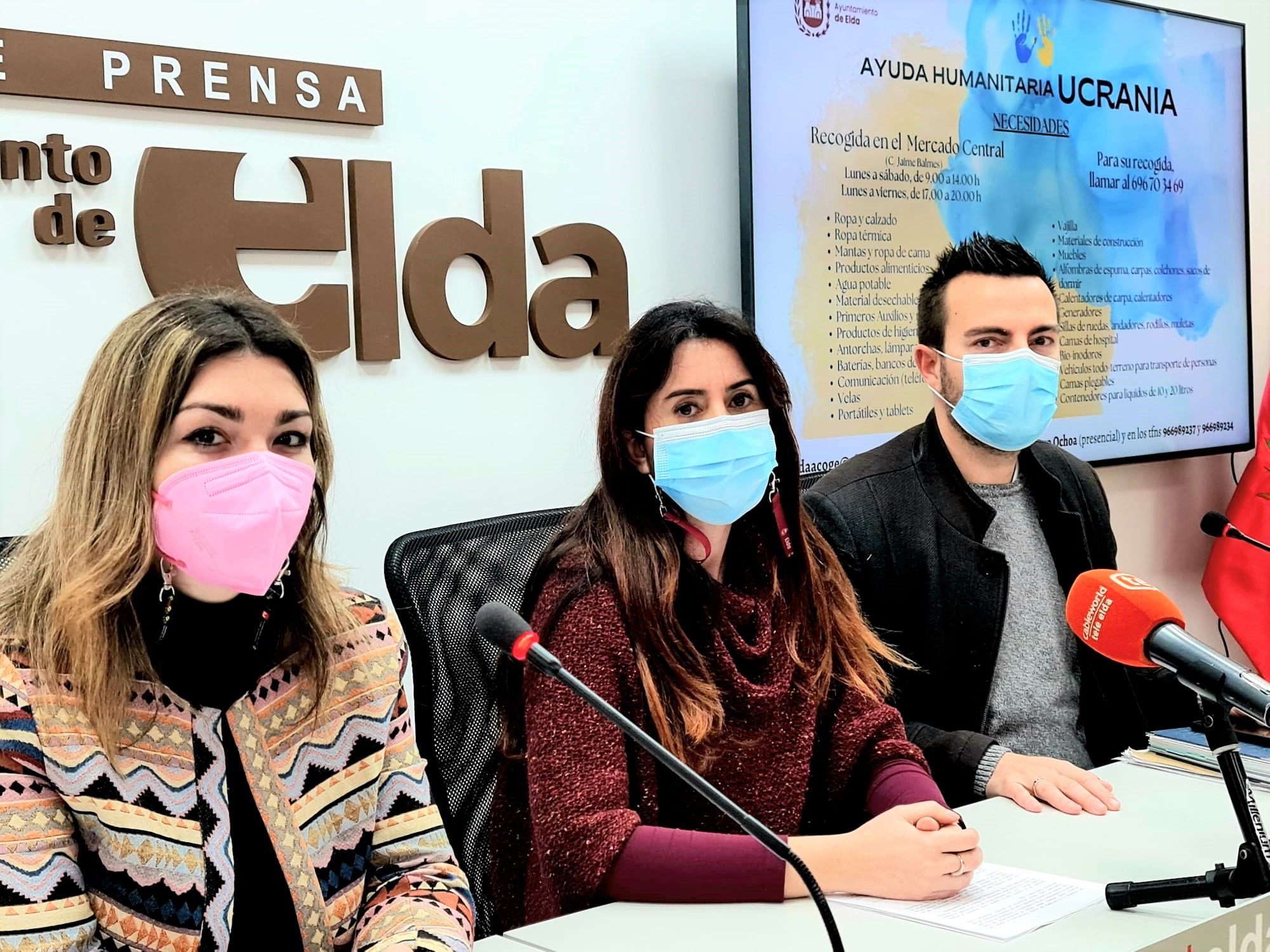 Las concejalas de Bienestar Social, Alba García, y de Solidaridad, Anabel García, junto con el concejal portavoz del gobierno local, Fernando Gómez