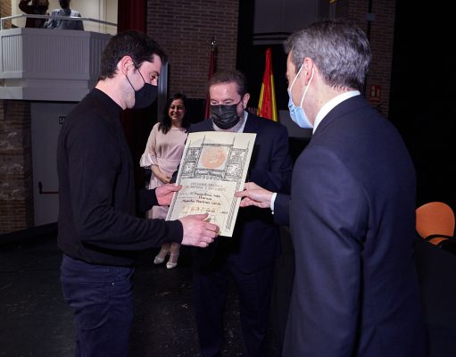 El 57 PREMIO REINA SOFÍA DE PINTURA Y ESCULTURA recayó en el artista eldense, Alejandro Martínez García Alejandro Martínez García recogió el premio de manos de José Gabriel Astudillo y Santiago Saura