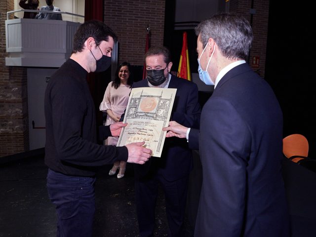 Alejandro Martínez García recogió el premio de manos de José Gabriel Astudillo y Santiago Saura