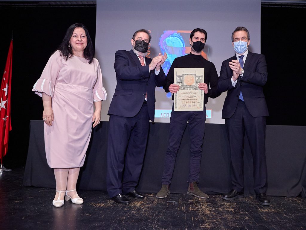 Alejandro Martínez García recogió el premio de manos de José Gabriel Astudillo y Santiago Saura