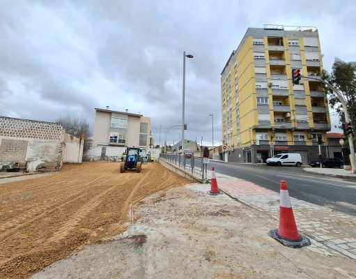 Se inician los trabajos para el acondicionamiento y pavimentado del aparcamiento público de la avenida de Sax de Elda Aparcamiento público de la avenida de Sax