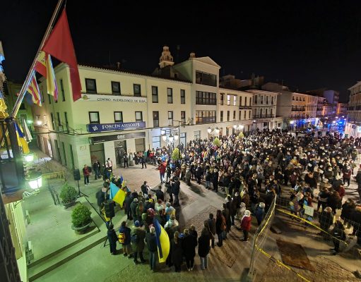 Cientos de eldenses se concentran en la Plaza de la Constitución para mostrar su solidaridad con el pueblo de Ucrania ante la agresión rusa Cientos de eldenses se concentran en la Plaza de la Constitución