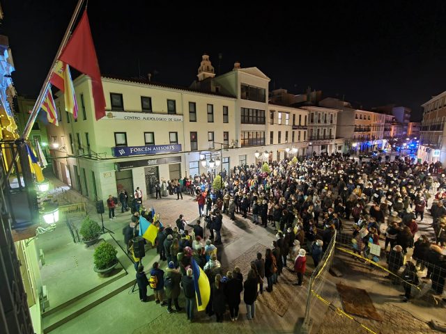 Cientos de eldenses se concentran en la Plaza de la Constitución
