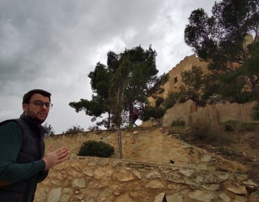 Se desprende una roca de grandes dimensiones de la ladera del Castillo-fortaleza de Petrer por las lluvias Se desprende una roca de grandes dimensiones de la ladera del Castillo-fortaleza de Petrer por las lluvias