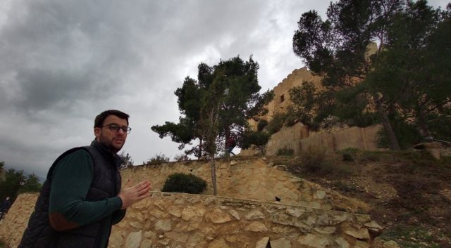 Se desprende una roca de grandes dimensiones de la ladera del Castillo-fortaleza de Petrer por las lluvias