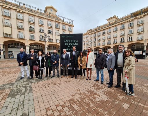 La Plaza Mayor de Elda acoge hasta el 23 de mayo una exposición que resume los 3.000 años de cultura del vino en la provincia de Alicante La Plaza Mayor de Elda acoge hasta el 23 de mayo una exposición que resume los 3.000 años de cultura del vino en la provincia de Alicante