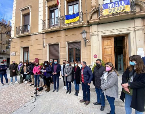 Elda se suma a los actos de celebración del Día Internacional de la Mujer con la lectura de un manifiesto y la iluminación del puente de La Estación de color morado Elda se ha sumado hoy a los actos de celebración del Día Internacional de la Mujer con la lectura del manifiesto de la Federación Española de Municipios y Provincias (FEMP) redactado con motivo del 8 de Marzo.