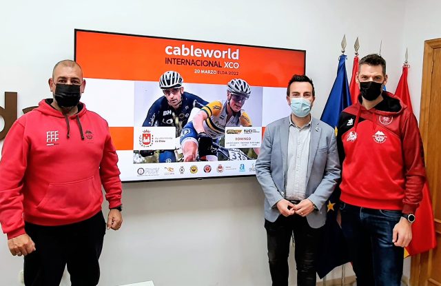 El concejal de Deportes, Fernando Gómez, acompañado por el presidente del Club Ciclista Elda, Antonio Sabater, presidente del Club Ciclista Elda, y del responsable técnico del club y de esta prueba, Miguel Jover El concejal de Deportes, Fernando Gómez, acompañado por el presidente del Club Ciclista Elda, Antonio Sabater, presidente del Club Ciclista Elda, y del responsable técnico del club y de esta prueba, Miguel Jover