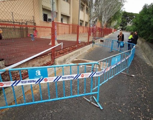 La rotura del colector general de saneamiento en el camí del Campet de Petrer provoca un hundimiento del asfalto que obliga a cortar el tráfico Rotura del colector general de saneamiento en el camí del Campet