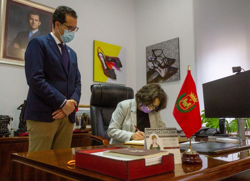 El alcalde de Elda, Rubén Alfaro, ha recibido hoy en el Ayuntamiento a la vicepresidenta del Consell y consellera de Igualdad y Políticas Inclusivas, Mónica Oltra