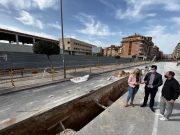 El Ayuntamiento de Petrer prevé reabrir al tráfico la avda. Reina Sofía la semana del 25 de abril Las obras de emergencia suponen la sustitución de más de 250 metros de tubo de alcantarillado y el reasfaltado de la avenida Reina Sofía