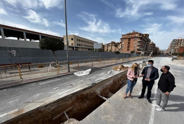 Las obras de emergencia suponen la sustitución de más de 250 metros de tubo de alcantarillado y el reasfaltado de la avenida Reina Sofía