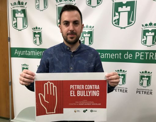 Policías, profesores y estudiantes de Secundaria de Petrer se unen contra el bullying a través del fútbol Policías, profesores y estudiantes de Secundaria de Petrer se unen contra el bullying a través del fútbol