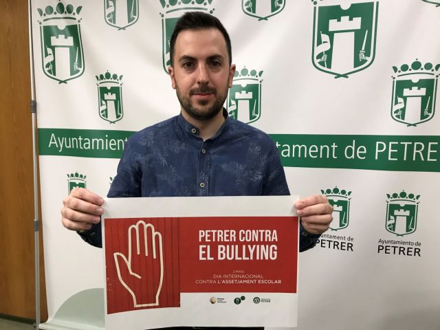 Policías, profesores y estudiantes de Secundaria de Petrer se unen contra el bullying a través del fútbol