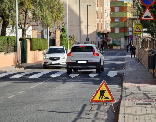Más seguridad en la avenida de Sax de Elda para viandantes y vehículos, con un paso de peatones elevado Paso de peatones elevado en la avenida de Sax