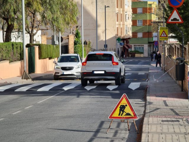 Paso de peatones elevado en la avenida de Sax