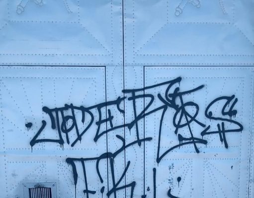 Policía Local de Petrer pide colaboración para identificar a los autores de las pintadas en edificios religiosos, paredes y mobiliario urbano Policía Local de Petrer pide colaboración para identificar a los autores de las pintadas en edificios religiosos, paredes y mobiliario urbano