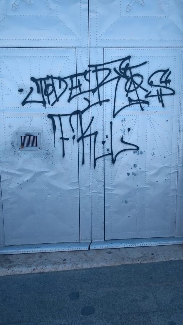 Policía Local de Petrer pide colaboración para identificar a los autores de las pintadas en edificios religiosos, paredes y mobiliario urbano