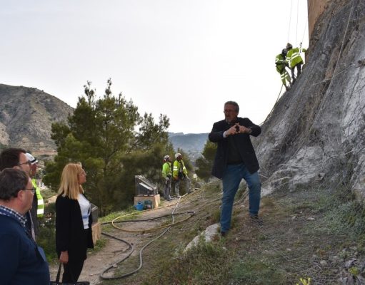 Petrer acomete una intervención de urgencia en la ladera sobre la que se asienta el Castillo-fortaleza tras el desprendimiento de rocas Reparación Castillo de Petrer