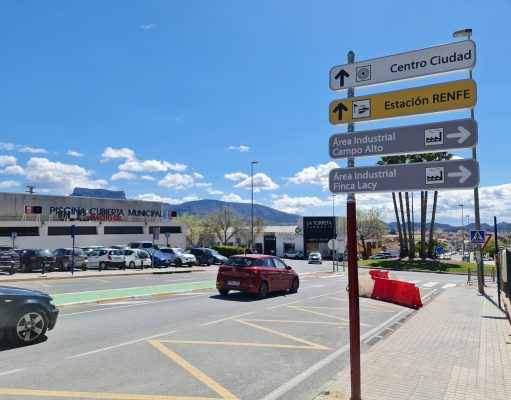 Se inician los trabajos de renovación de la señalización vertical de Elda Señalización vertical de Elda