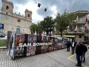 La plaça de Baix de Petrer se viste para fiestas de Moros y Cristianos con fotografías del recordado Juan Miguel Martínez Lorenzo Fotografías del recordado Juan Miguel Martínez Lorenzo