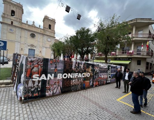 La plaça de Baix de Petrer se viste para fiestas de Moros y Cristianos con fotografías del recordado Juan Miguel Martínez Lorenzo Fotografías del recordado Juan Miguel Martínez Lorenzo